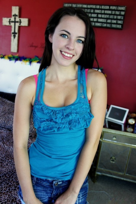 skinny brunette lesbian free porn image