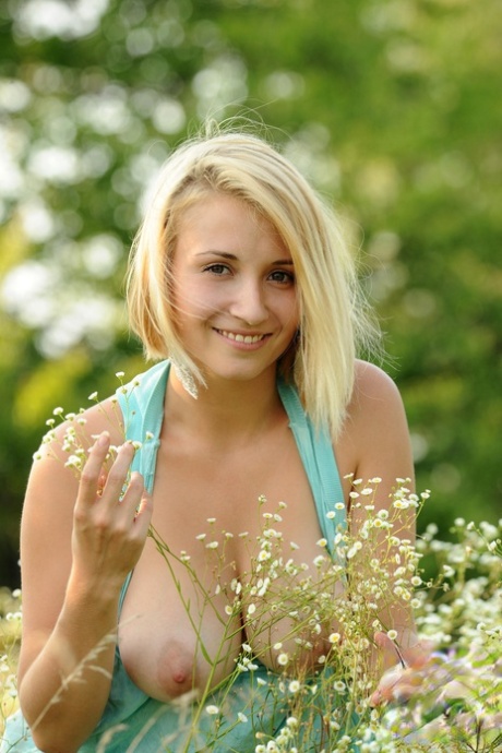 short hair blonde interracial beautiful naked pictures