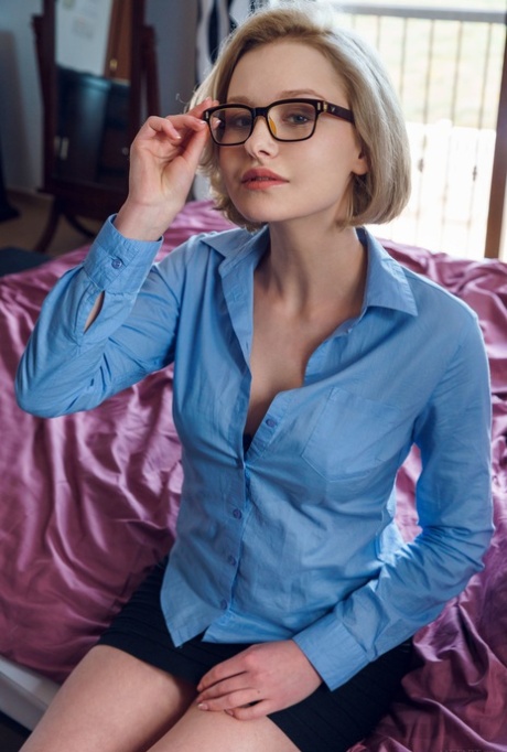 short hair gril free sexy picture