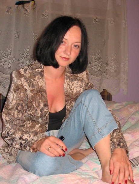 short hair milf solo erotic photos