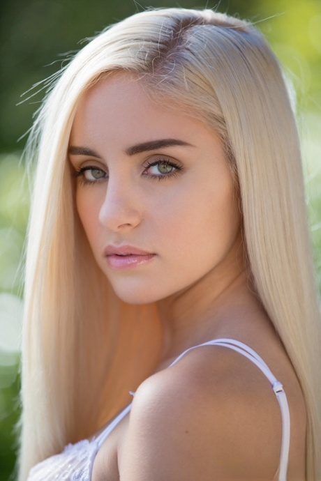 Naomi Woods beautiful actress img